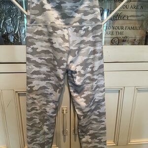 Aerie light green camo leggings; great condition. Size small